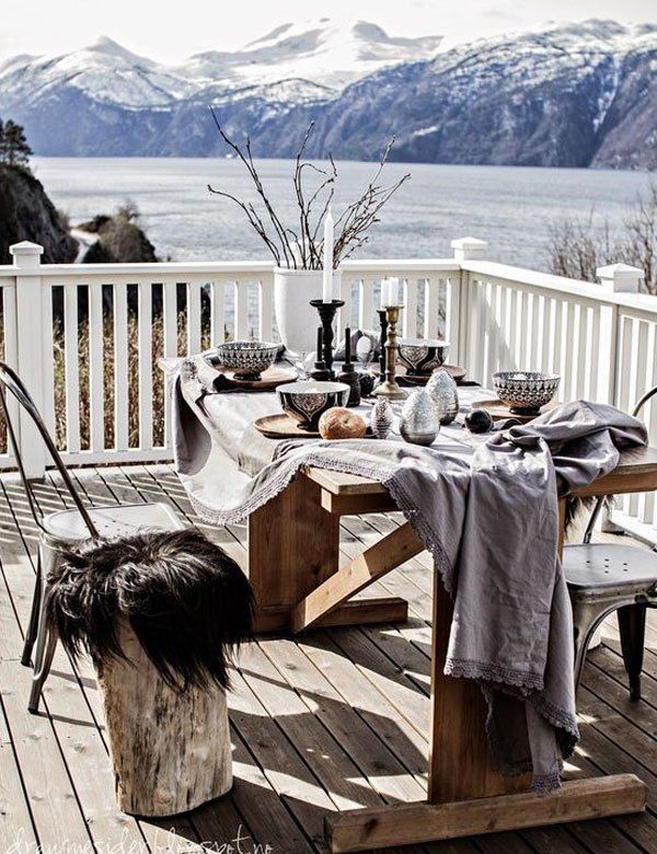 
9. Góc thư giãn mùa đông được bài trí để ăn uống với bàn gỗ và ghế kiểu cách được phủ bằng lông thú giả.
