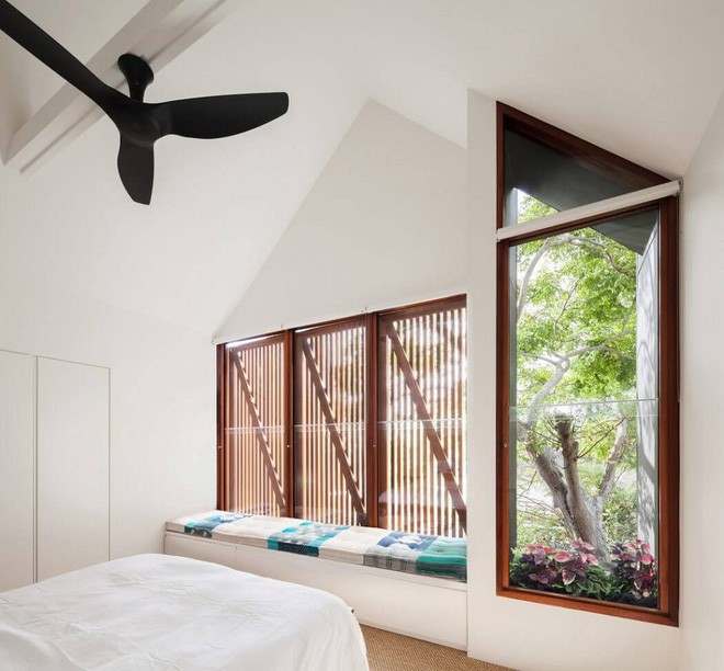 Phòng ngủ của hai vợ chồng được đặt ở tầng gác mái có cửa sổ kính lớn với bồn hoa nhỏ bên ngoài, cùng giường mini sát cửa rất phong cách và hợp xu hướng.