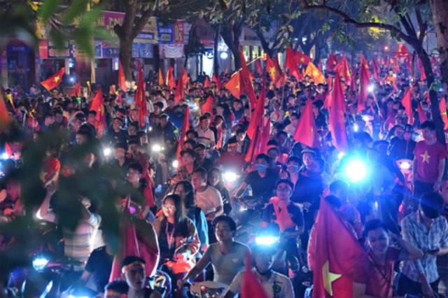 Người hâm hộ đổ ra phố trung tâm Hà Nội ăn mừng chiến thắng trận bán kết của tuyển Việt Nam vào tối 6/12, khiến nhiều tuyến đường bị ùn ứ.