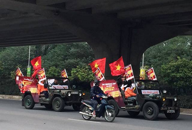 Người hâm mộ từ khắp các tỉnh thành đang đổ về khu vực SVĐ Mỹ Đình để cổ vũ cho đội tuyển Việt Nam. Ảnh: Nhật Tân