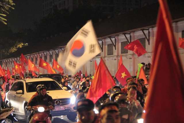 
Người dân Thủ đô đổ ra đường hò reo, vẫy cờ đỏ sao vàng ăn mừng chiến thắng ngoạn mục của thầy trò HLV Park Hang Seo.
