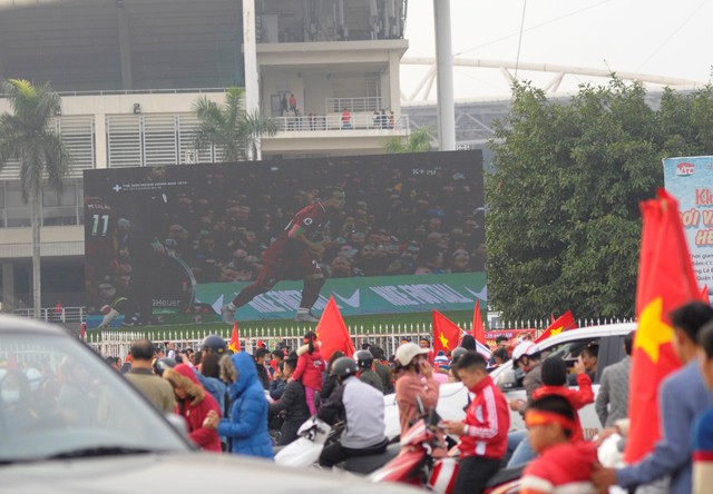 Phía bên ngoài sân vận động quốc gia Mỹ Đình nhiều màn hình LED cỡ lớn được dựng lên, chuẩn bị phát trực tiếp trận đấu chung kết AFF Cup 2018 cho những người hâm mộ không có vé vào sân.