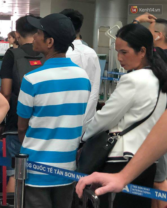 
Bố mẹ HHen Niê đang làm thủ tục tại sân bay để lên đường sang Thái.
