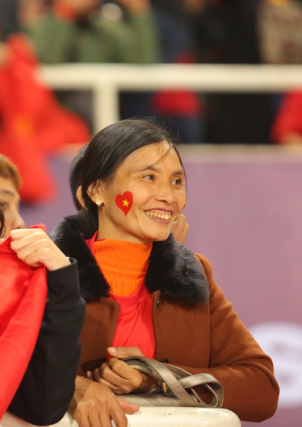 Mẹ Đoàn Văn Hậu cười tươi nhìn con trai và đồng đội ăn mừng chức vô địch AFF Cup 2018. Ảnh: Đương Phạm.