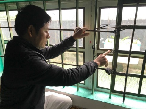 
Anh Thắng chỉ vị trí nơi nhóm trộm cắt khóa đột nhập vào nhà anh
