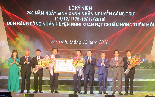 Phó thủ tướng Vương Đình Huệ trao bằng công nhận huyện Nghi Xuân đạt chuẩn NTM.