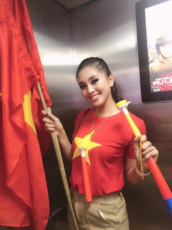 
Ngay sau khi trận chung kết lượt về kết thúc với chiến thắng thuộc về đội tuyển Việt Nam, Hoa hậu Tiểu Vy vội vàng mang cờ, kèn xuống đường để đi bão.
