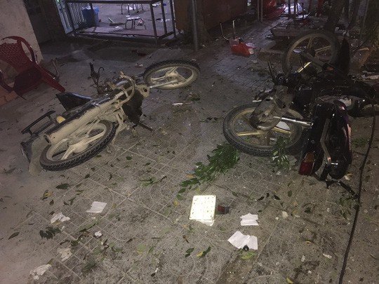 Hai chiếc xe máy bị tông văng