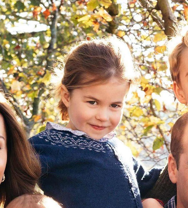 Công chúa Charlotte mặc lại áo len cũ của anh trai trong bức ảnh gia đình nhân dịp Giáng sinh.