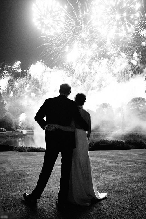 Harry và Meghan xem pháo hoa trong tiệc cưới ở Frogmore House hồi tháng 5. Ảnh: Kensington Palace.