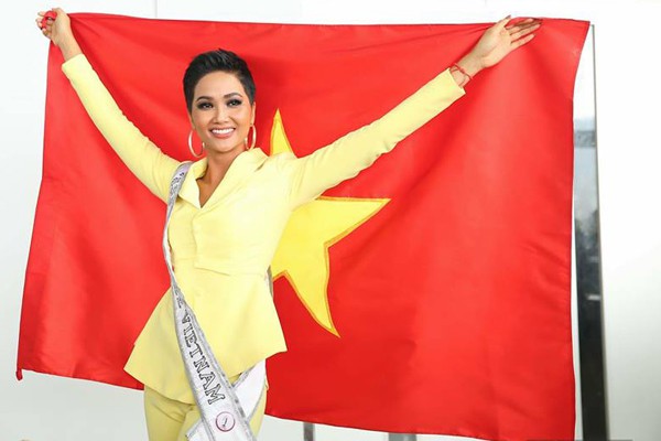 
Trước khi đi thi, Hhen Niê dùng toàn bộ các vali có màu cờ đỏ sao vàng để thể hiện lòng quyết tâm và tình yêu dân tộc.

