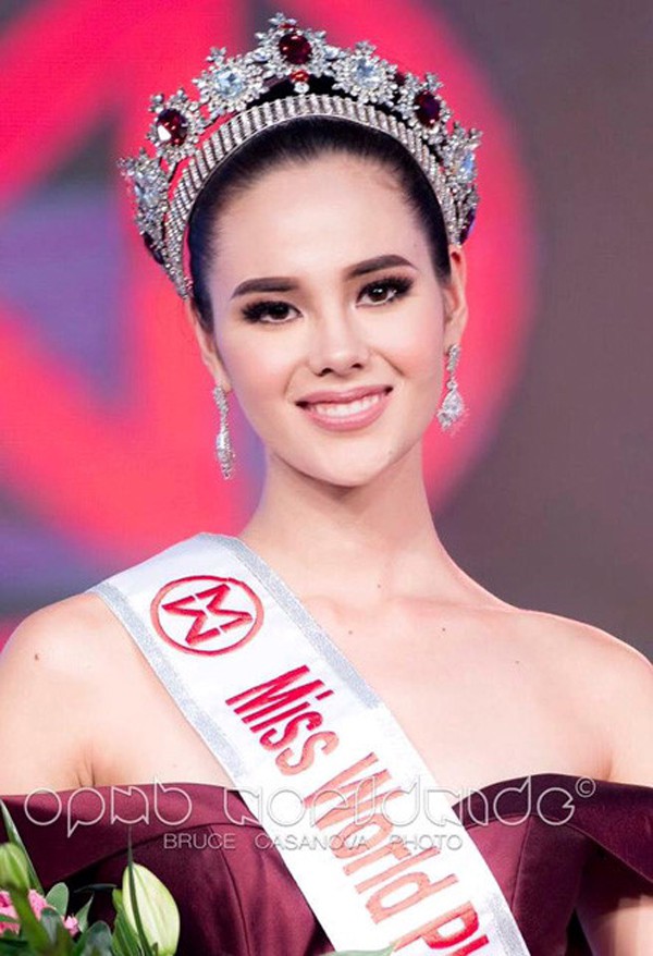 
Trước khi giành vương miện Miss Universe 2018, người đẹp lai này còn đăng quang Hoa hậu Thế giới Philiipines.
