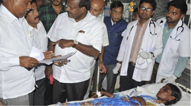 Thủ hiến bang Karnataka H. D. Kumaraswamy đến bệnh viện thăm nạn nhân ăn phải gạo nhiễm độc