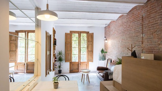 Giải bài toán đặt mọi tiện ích vào không gian chật hẹp của căn nhà 25 m2, KTS đưa phương án ẩn các khu vực lưu trữ vào tường.