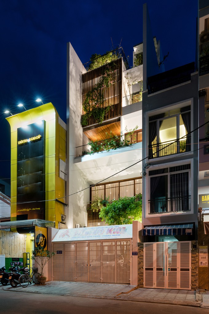 Ngôi nhà được xây lùi vào 36 m2 để tạo ra không gian trống phía trước làm cảnh quan. Công trình được hoàn thiện vào năm 2017 với tổng diện tích 640 m2.