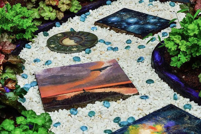 Lối đi rải sỏi trắng độc đáo.