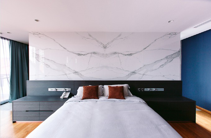 Chiếc giường gỗ đơn giản, không chạm khắc họa tiết; phía trên là một tấm đá cẩm thạch có vân đẹp được sử dụng thay cho tranh, ảnh thông thường.