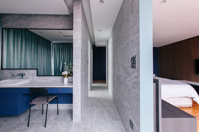 Phòng tắp ốp đá.