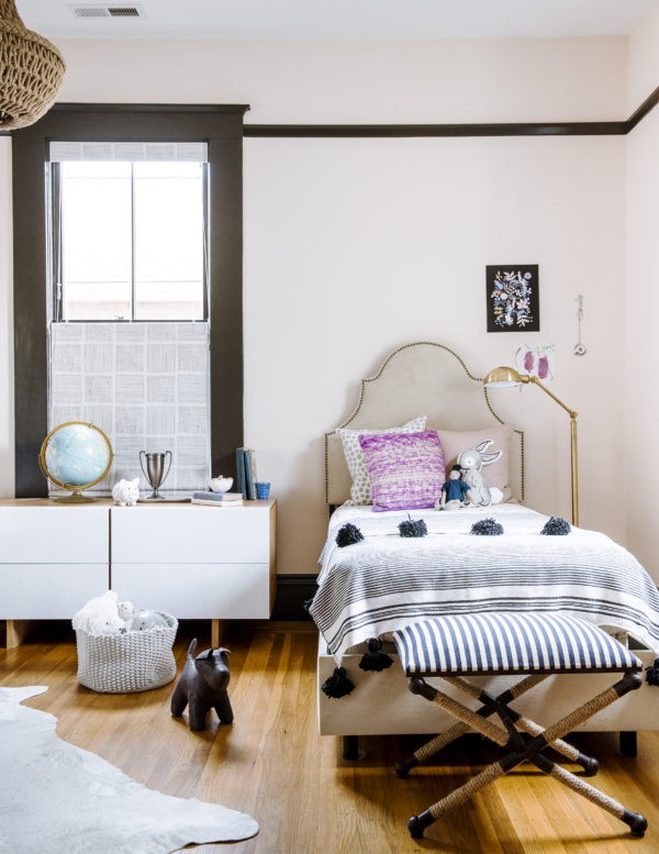 
Phòng ngủ phụ được chọn lựa loại giường đơn với điểm nhấn từ phần đầu giường. Không gian đẹp nhã nhặn và nữ tính với cách trang trí đơn giản nhưng vô cùng sáng tạo.
