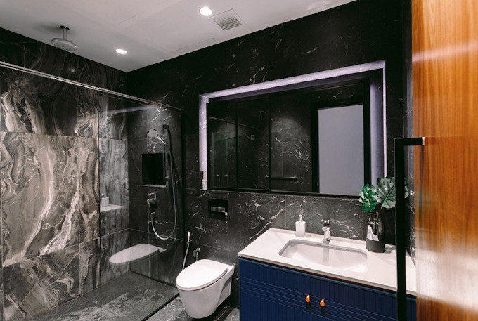 Những tấm đá màu đen tạo cảm giác sang trọng cho phòng tắm.