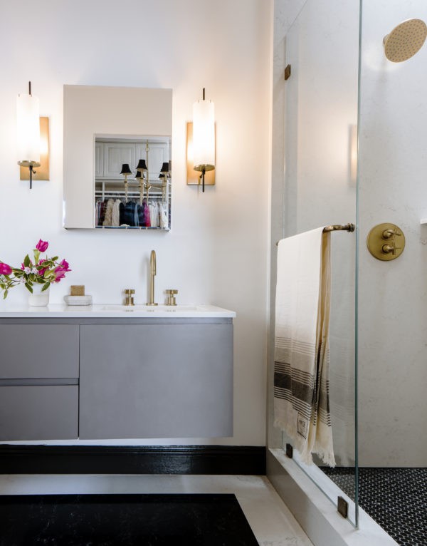 
Sự pha trộn giữa hai gam màu be và trắng giúp không gian tắm táp hàng ngày rộng mở hơn.
