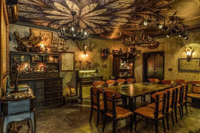 Vẻ đẹp xưa cũ, trầm lắng của gia phòng sinh hoạt chung.