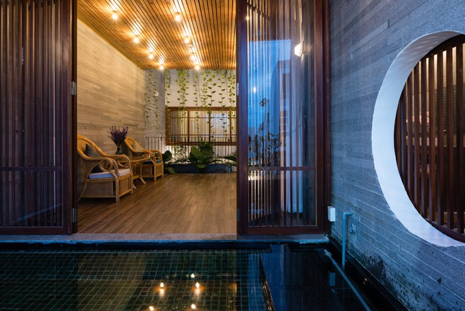 Tầng trệt của ngôi nhà được gia chủ sử dụng cho việc kinh doanh với phòng làm việc, sảnh KCS (là nơi kiểm tra chất lượng sản phẩm), kho chuyên dụng... Nhóm kiến trúc sư đưa đến các yếu tố trong kiến trúc truyền thống bản địa như ánh sáng, cây xanh, gió trời hay mặt nước vào ngôi nhà giúp con người giao hòa cùng thiên nhiên.