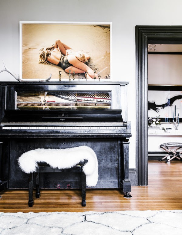 
Đàn piano với màu đen cổ điển giúp cho không gian chính đẹp nổi bật và cá tính hơn.
