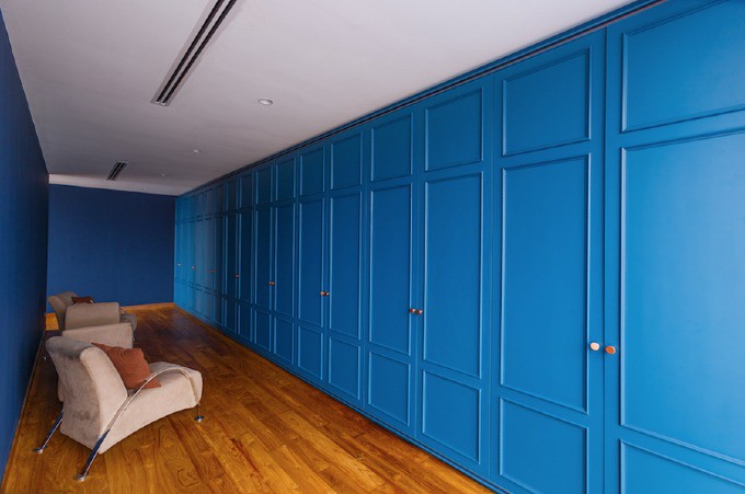 ... và một chiếc tủ đựng quần áo dài 9m.