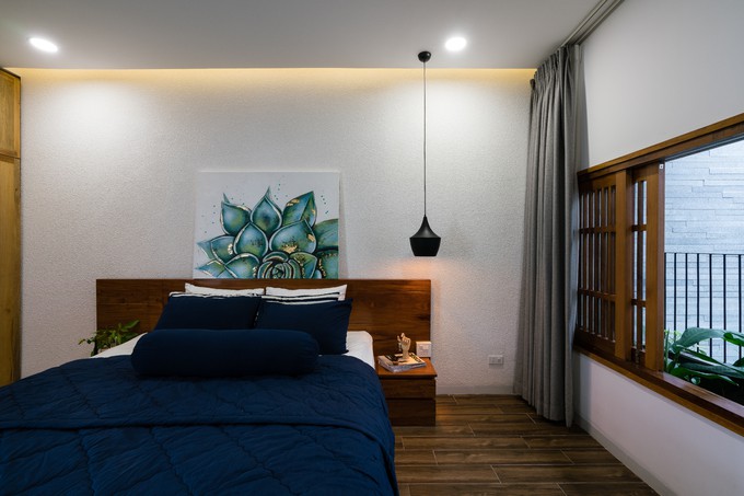 Mỗi phòng đều có hai mặt là hai dãy cửa sổ song gỗ đón ánh sáng. Từ mỗi phòng ngủ đều có thể quan sát không gian chung bên ngoài.