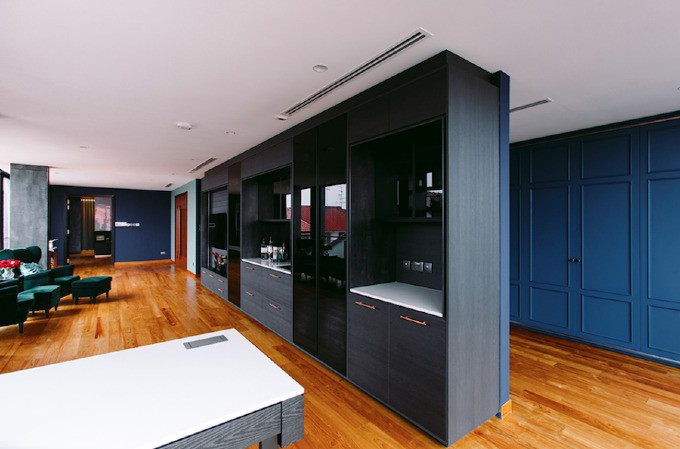 Sự kết hợp các chất liệu gỗ, kính, kim loại hài hoài trong tất cả các chi tiết.