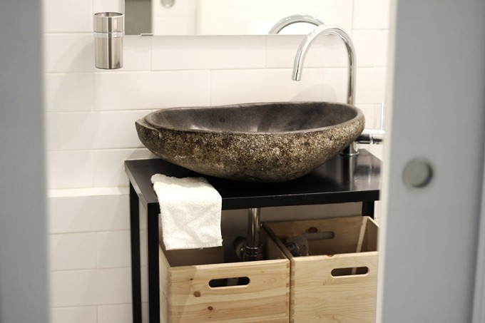 Kiểu dáng của nội thất đa phần đơn giản để đảm bảo không lấn chiếm diện tích, khiến không gian bị quá tải. Phòng tắm nằm cạnh lối vào, bên ngoài có một ban công nhỏ đủ cho người ở tận hưởng gió trời.