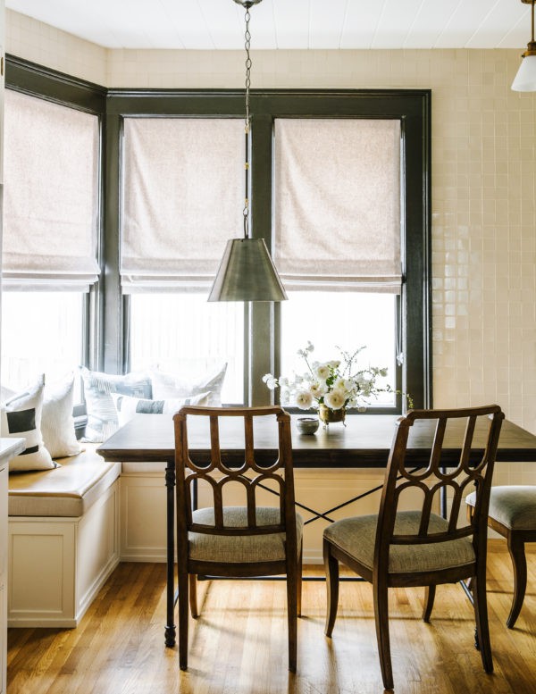 
Bàn ăn sáng được bố trí gần cửa sổ, nơi được gắn cố định ghế hình chữ L, giúp mọi người có thêm không gian cho sự lựa chọn chức năng sinh hoạt hàng ngày của mình.
