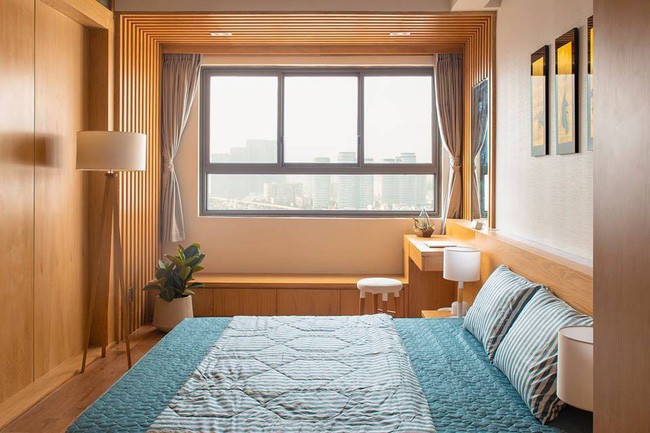 Phòng ngủ đơn giản nhưng ấm cúng.