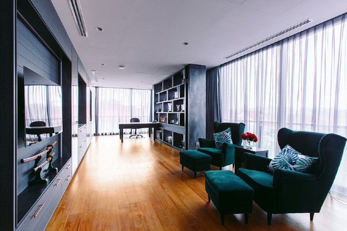 Một khoảng không gian rộng lớn khác trong nhà là nơi thư giãn. Ở đây có sự pha trộn giữa phong cách tối giản và thiết kế mang dấu ấn Anh.