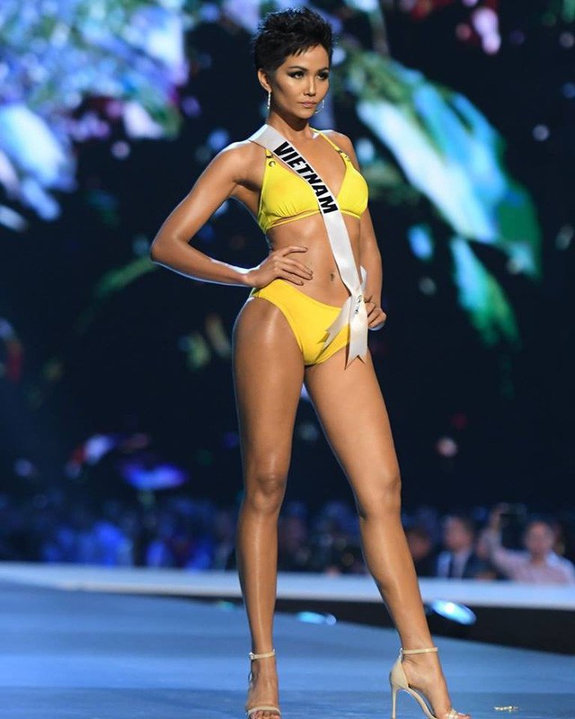 Trong phần thi áo tắm, đại diện Việt Nam lựa chọn 1 bộ bikini 2 mảnh màu vàng ấn tượng, nổi bật làn da bánh mật của cô. Hhen Niê đã có những bước đi tự tin, nhẹ nhàng phù hợp với nhạc dạo của chương trình.