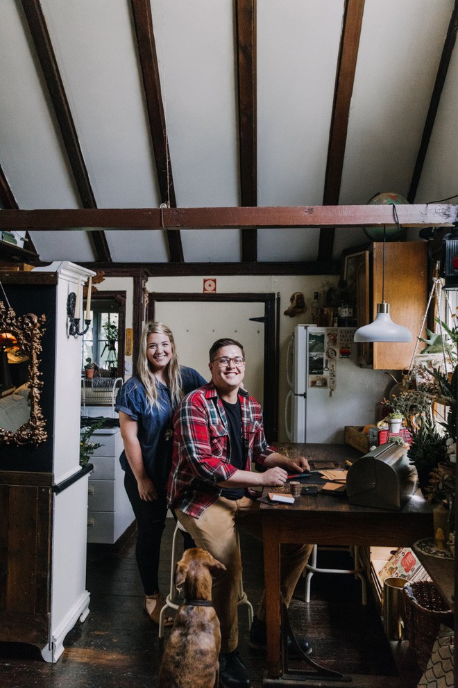 Cuộc sống bình yên và hạnh phúc của cặp vợ chồng Kristen và John.