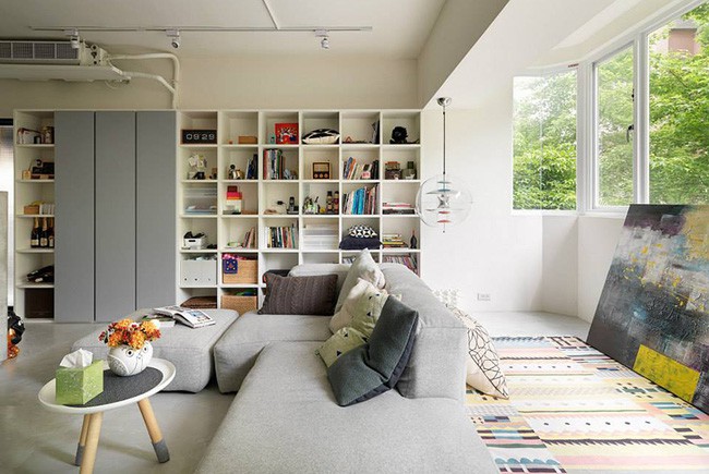 Bức tường được lắp đặt thêm những khung cửa kính dài và rộng, giúp không gian chức năng bên trong được thoáng sáng và ngắm trọn vẻ đẹp của thiên nhiên xanh tươi, mây trời bao la bên ngoài.