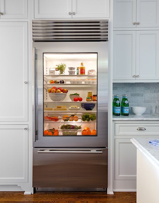 
Tủ lạnh bằng thép không gỉ với cửa kính rõ nét cho thấy những đồ ăn thức uống ở bên trong.
