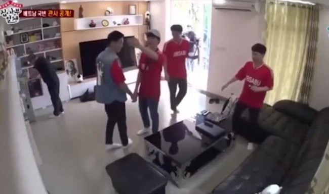 Phòng khách đơn giản với bộ sofa cùng chiếc tivi.