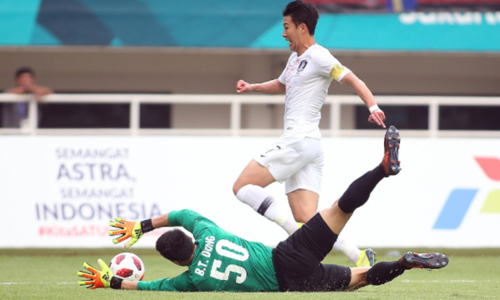 
Son Heung-min đi bóng trước sự truy cản của thủ môn Bùi Tiến Dũng tại Asiad 2018. Ảnh: Lâm Thỏa.
