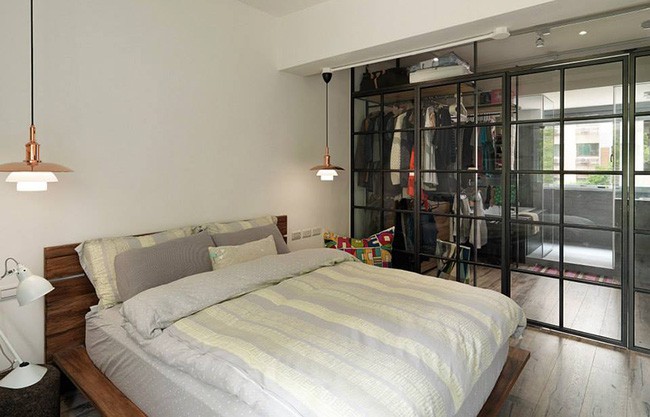 Bước qua phòng thay đồ là phòng tắm, nơi được chọn lựa chủ yếu là gam màu trầm. Phòng tắm cũng được bố trí ở khu vực rộng thoáng, có nhiều ánh sáng tự nhiên. Thêm vào đó, nội thất, vật dụng được chọn lựa với kiểu dáng đơn giản, tiện dụng giúp căn phòng trở thành nơi thư giãn lý tưởng, mang lại cảm giác tuyệt vời cho mọi người khi sử dụng.