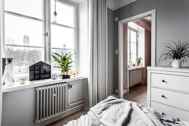 Bên cạnh phòng khách là căn phòng ngủ được tách biệt với không gian chức năng chính. Phòng ngủ được tiếp nối với các không gian khác bằng màu sắc nền của tường kết hợp với màu nhấn của nội thất màu trung tính vô cùng giản dị.