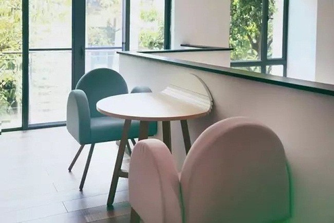 Bàn bar được thiết kế vừa để tách biệt khu vực bếp với các khu vực khác, vừa tăng thêm nhu cầu lưu trữ đồ và nhu cầu sử dụng.