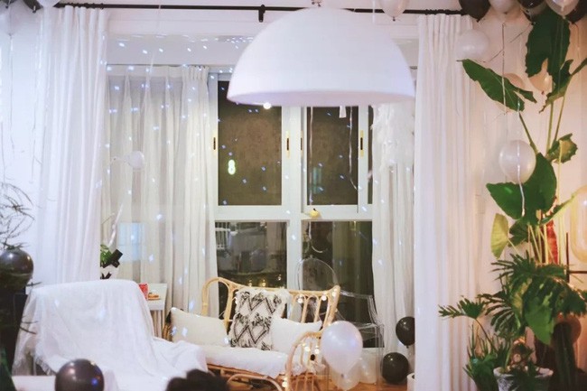 Góc nhỏ cạnh kệ ti vi được làm duyên bởi cây cối xanh tươi, sinh động.