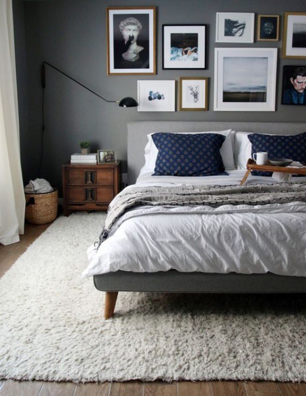 
Màu xám của tường cùng tông với giường ngủ. Để không gian trở nên yên bình và tĩnh tại, màu của rèm và thảm được chọn gam xám nhạt.
