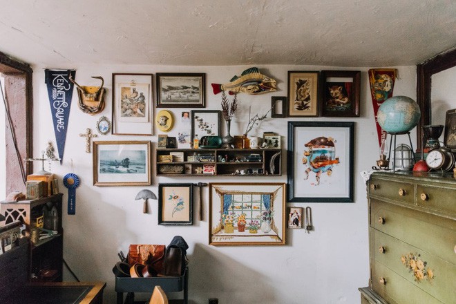 Góc tường đầy ấn tượng với sự kết hợp khéo léo của kệ đựng đồ mini và tranh treo tường với những chủ đề đầy tính nghệ thuật.