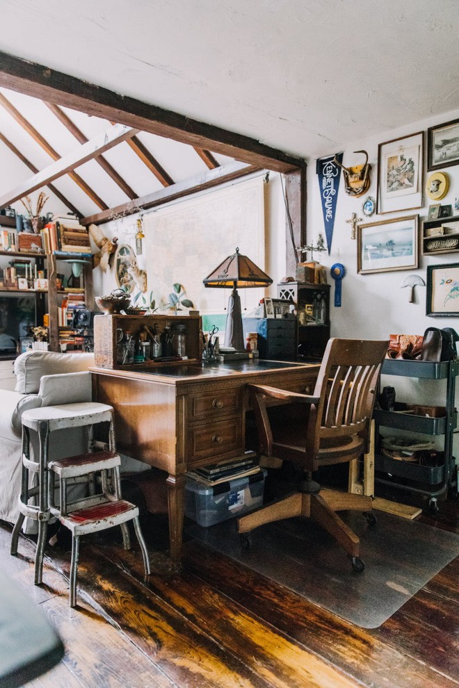 Phía sau sofa phòng khách cũng được thiết kế một góc làm việc riêng biệt.