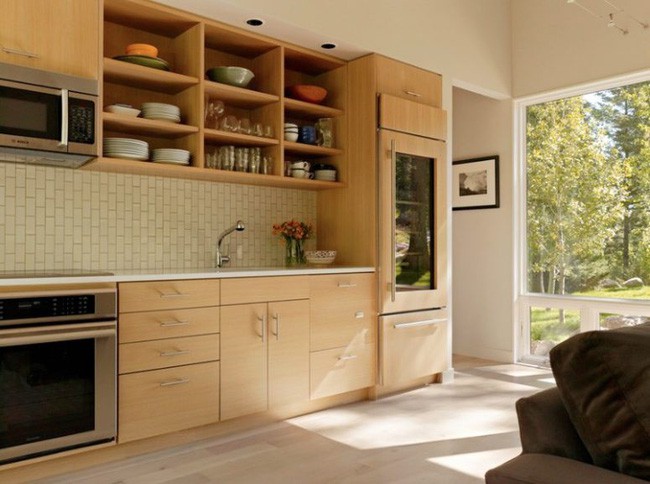 Tủ lạnh mặt kính không có thêm khu lưu trữ ở cửa tủ lạnh nên bạn cần hết sức lưu ý.