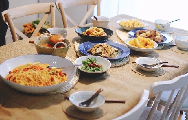 Góc nhỏ là nơi cô gái thường hay mời bạn bè đến dùng bữa.